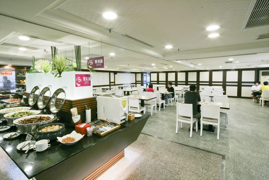 Cambridge Tainan Hotel Екстер'єр фото