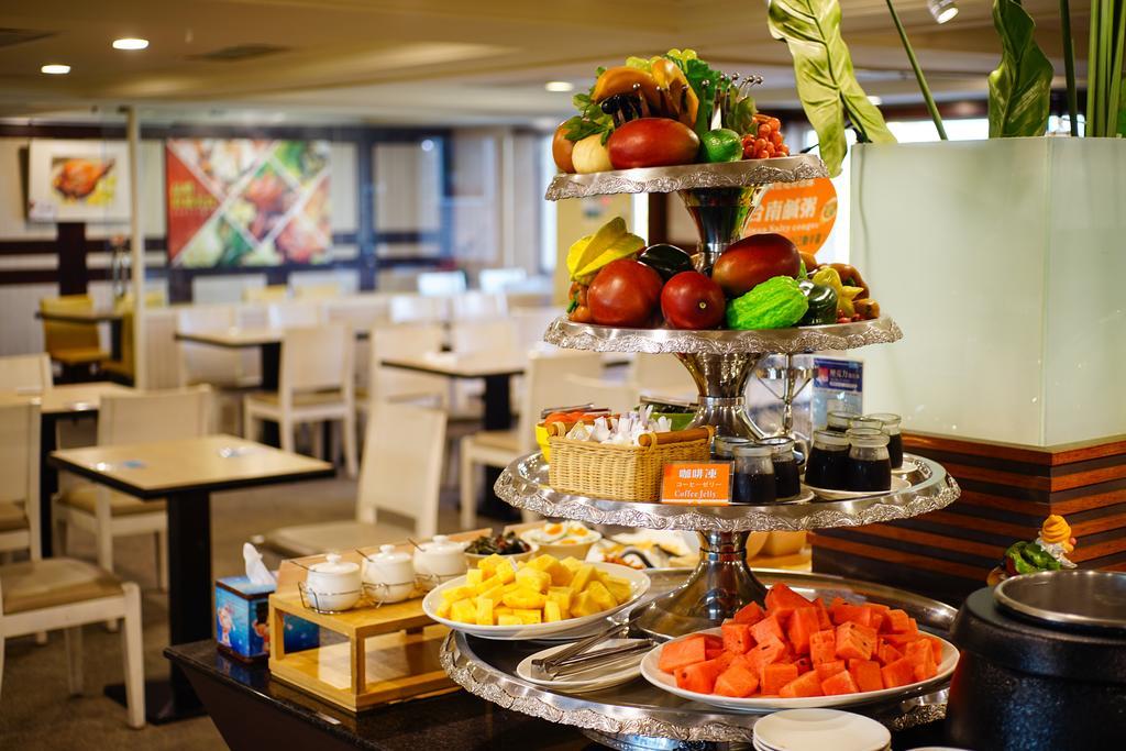 Cambridge Tainan Hotel Екстер'єр фото