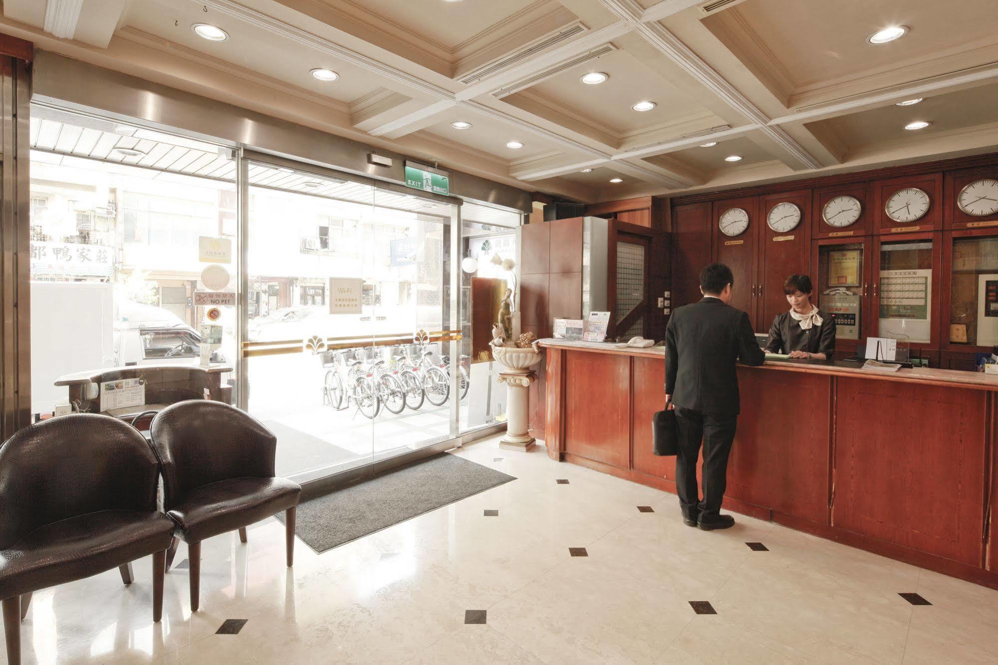 Cambridge Tainan Hotel Екстер'єр фото