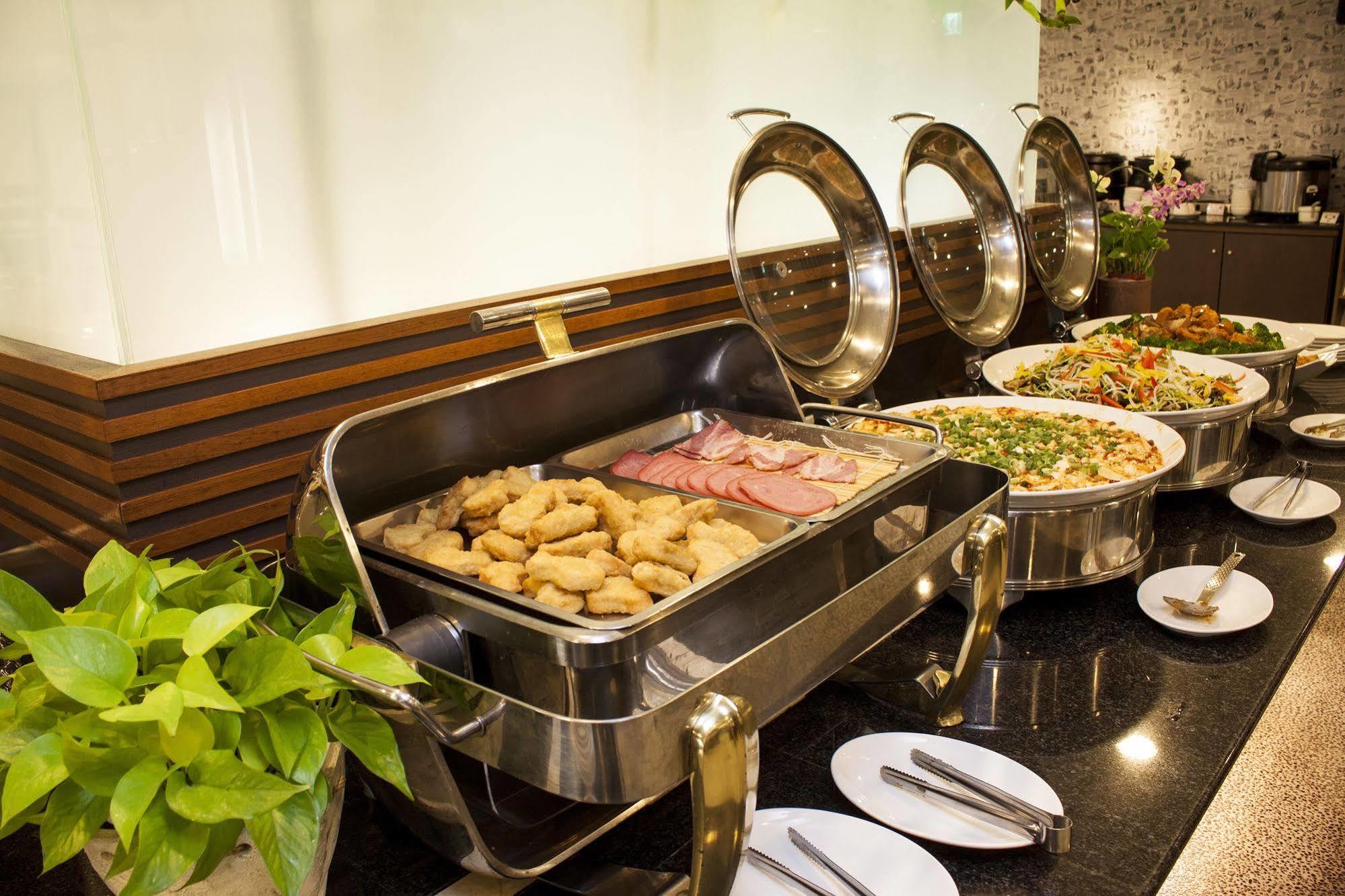 Cambridge Tainan Hotel Екстер'єр фото